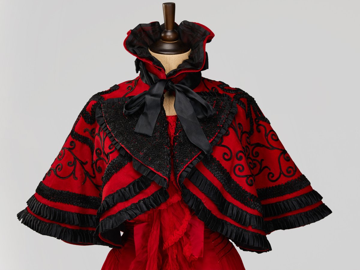 plummie9's tweet photo. Paris
E. Dumand

Cape, c. 1900

Wool embroidered with silk threads.

Collection Alexandre Vassiliev Collection
#FashionHistory https://t.co/bslkmSe3Nj