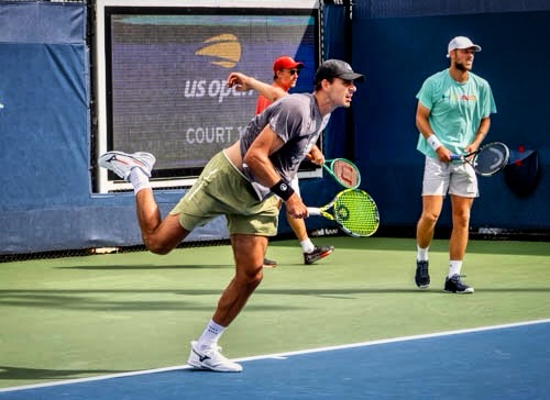 ArlenDublevzv2's tweet photo. Finishing a serve on a practice court. https://t.co/i3NA4beiA3