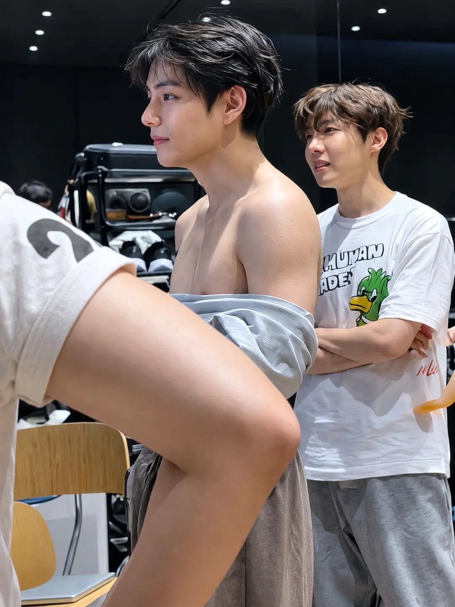 bts21056's tweet photo. Kim taehyung 😭😭🤌🏻 https://t.co/YqdUxf5IjX