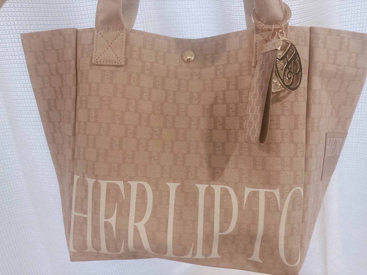 fanks4001's tweet photo. 大阪トートバックたくさん入るし可愛い🎀✨
チャームもあわせるとさらに可愛い！
 #herlipto https://t.co/EgbnDSpWYd