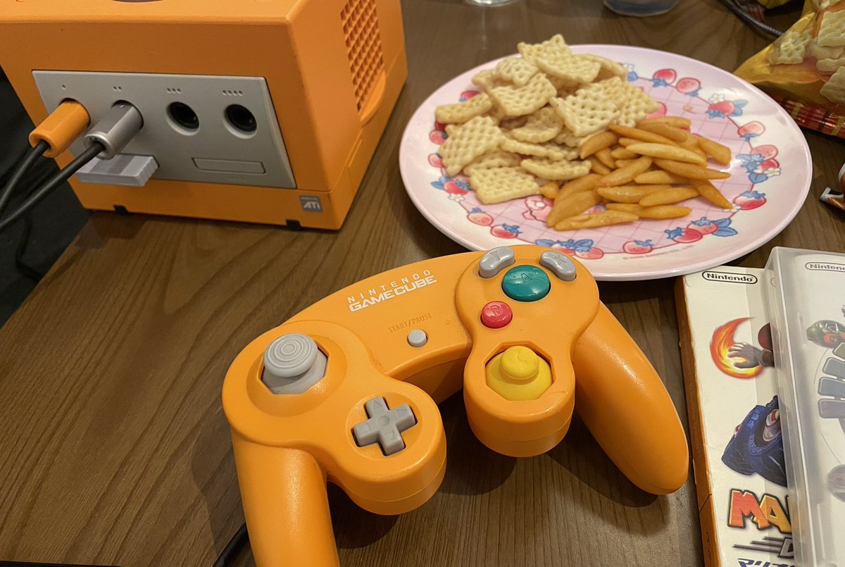 muma18's tweet photo. 配線類をゲットできたのでゲームキューブ起動できた〜！
旦那とマリカーダブルダッシュをやりました😎手が覚えてる〜！ https://t.co/nCWOM5emn7