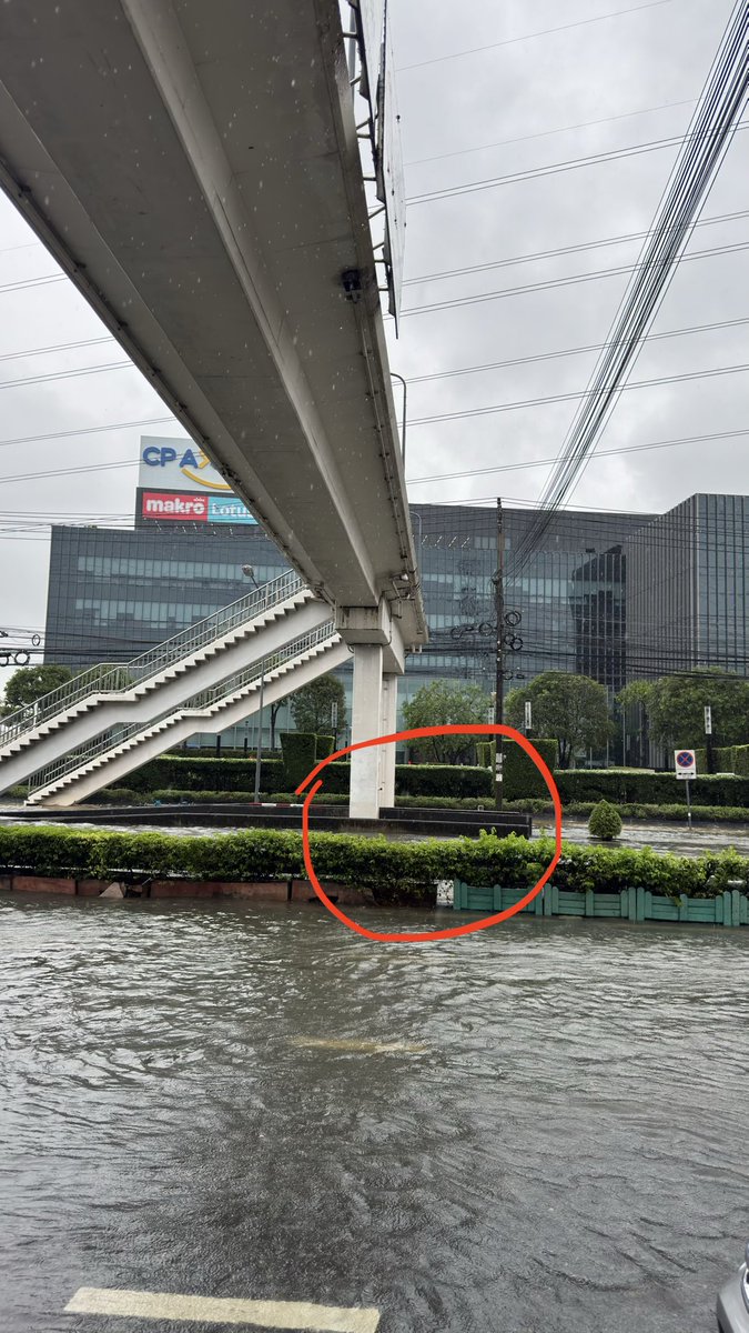 freepann's tweet photo. ใครอย่าไปเดินผ่านใต้สะพานลอย ฝั่งออฟฟิศ CPAXTA ก่อนพัฒนาการ 40 นะครับ มีไฟรั่ว คนโดนไฟดูดหลายคนแล้ว
#น้ำท่วม #กรุงเทพ #พัฒนาการ https://t.co/fs7TCEVAkt