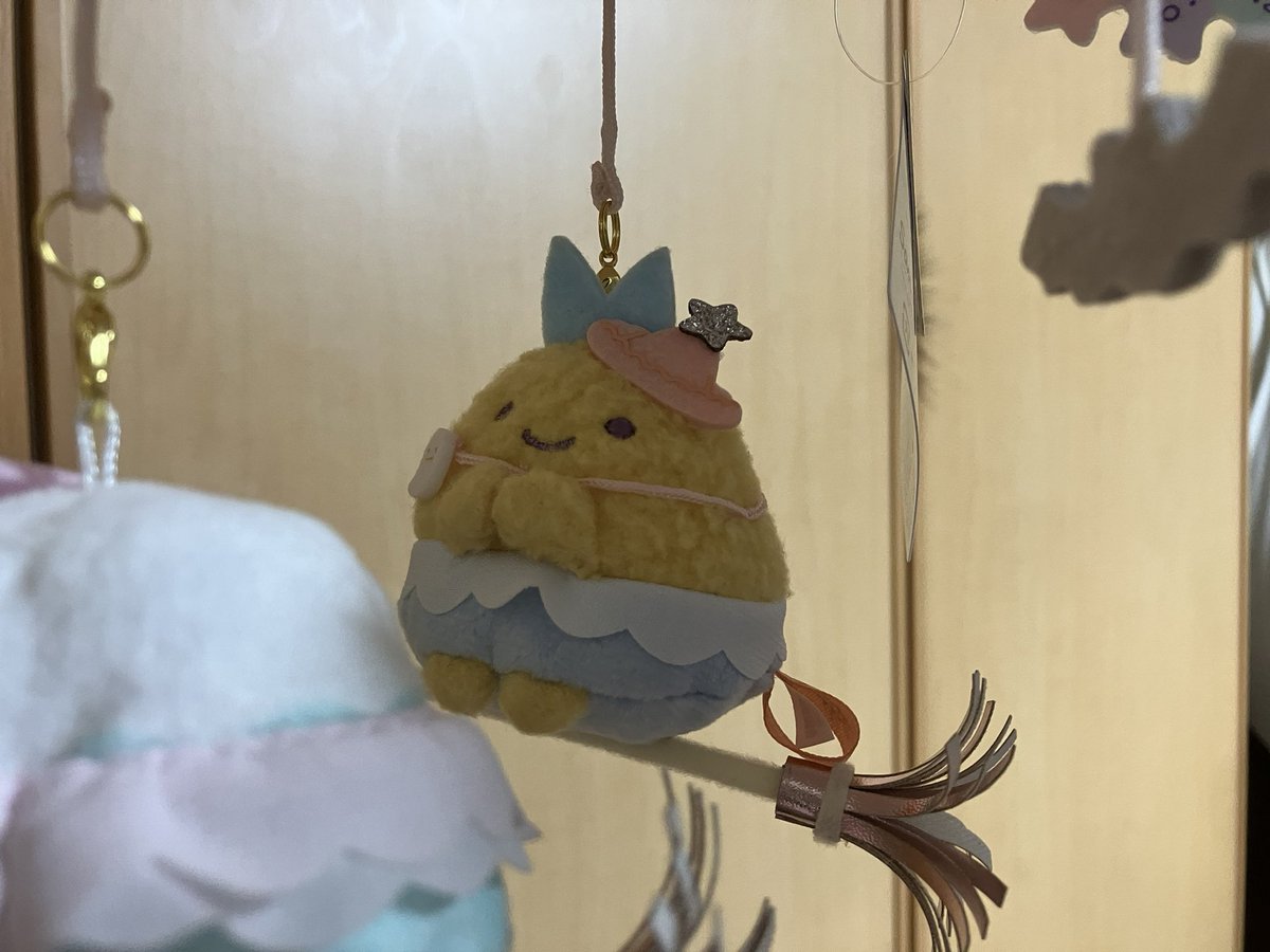 CopyDecker's tweet photo. とんかつかわいいね
ぺんぎん？、まさかの🥒を箒にして飛ぶなんて
いざという時には非常食にもなるね

若干傾いていて綺麗に撮るのが難し目に感じた https://t.co/3rvYxxjSDP
