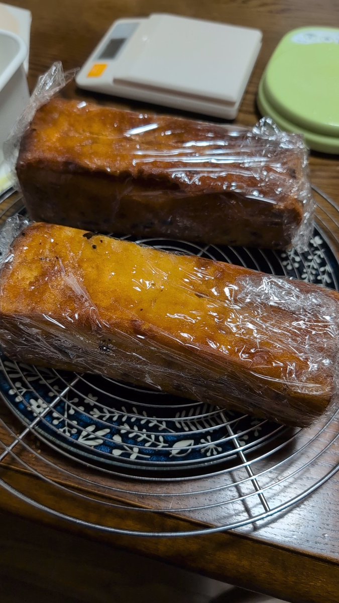 Ceylon02670869's tweet photo. 今年の初め頃に尾てい骨にヒビが入ってそろそろ大丈夫かな？と
母の要望のフルーツパウンドケーキを作ってみた…
途中で痛みが走り
まだ安静が必要なんだと自覚しました…。
治りが遅くない？
初めて骨にヒビ入ったから普通どの位時間がかかるか知らないけれど… https://t.co/oX7F2bOOTz
