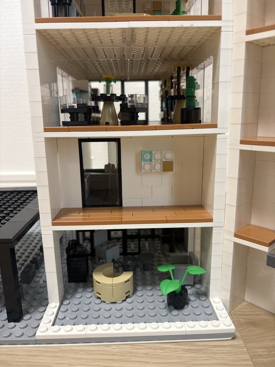 ichika_2015's tweet photo. 新作「5階建ての家」の詳細

階段部分を取り外して、内装を確認できるようになっています！

1階：客間
2階：水回り(お風呂・洗面所・トイレ）
3階：ダイニングキッチン
4階：寝室・ワークスペース
5階：リビング・テラス

#LEGO #legoarchitecture #legohouse https://t.co/dsb0cA09Rv
