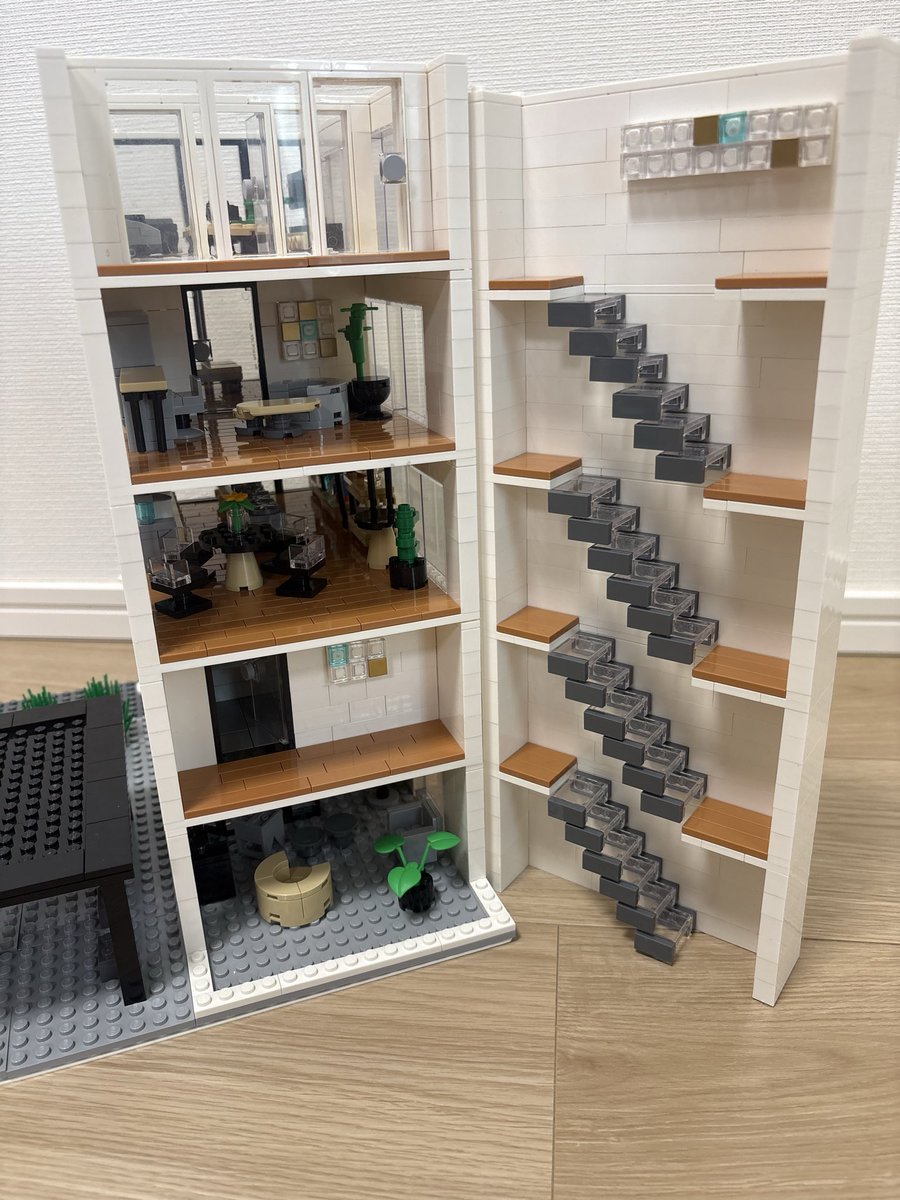 ichika_2015's tweet photo. 新作「5階建ての家」の詳細

階段部分を取り外して、内装を確認できるようになっています！

1階：客間
2階：水回り(お風呂・洗面所・トイレ）
3階：ダイニングキッチン
4階：寝室・ワークスペース
5階：リビング・テラス

#LEGO #legoarchitecture #legohouse https://t.co/dsb0cA09Rv
