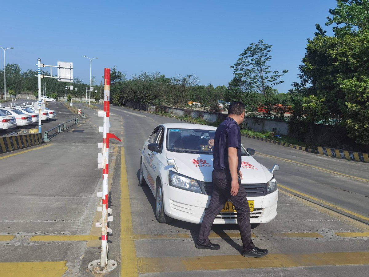 NoelleSkir6o4i's tweet photo. Just nailed my first reverse parking in driving class!  Huge win after 3 weeks of fumbling the wheel—moments like this make the endless hours of practice so worth it. #learntodrive #drivinglessons https://t.co/c3s3wLmdLL