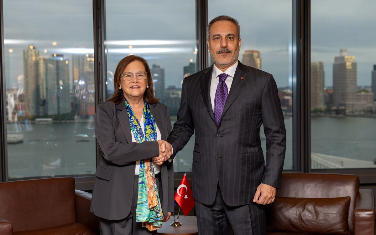 TC_Disisleri's tweet photo. Bakanımız @HakanFidan, El Salvador Dışişleri Bakanı Alexandra Hill ile New York’ta Türkevi’nde biraraya geldi.

Görüşmenin ardından, ülkemiz ile El Salvador arasında “Çifte Vergilendirmenin Önlenmesi Anlaşması” imzalandı. https://t.co/lUQRDm7muu