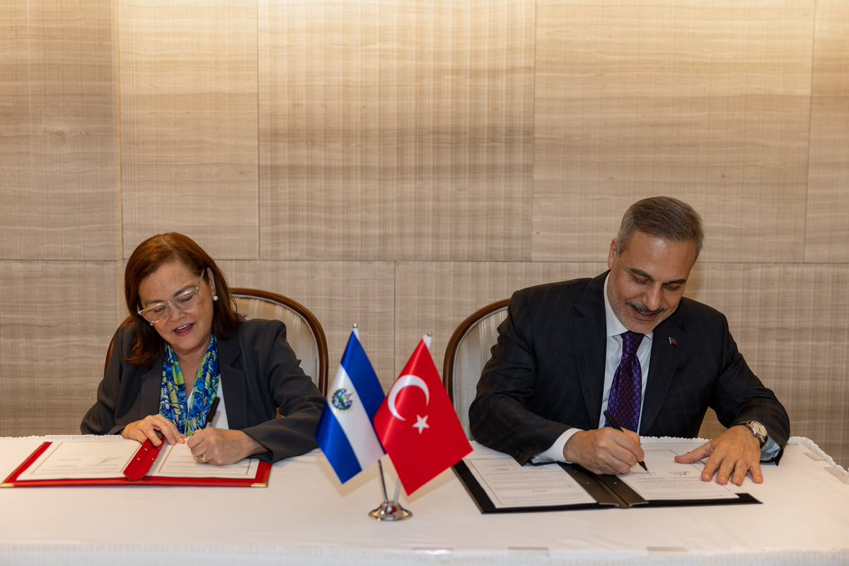 TC_Disisleri's tweet photo. Bakanımız @HakanFidan, El Salvador Dışişleri Bakanı Alexandra Hill ile New York’ta Türkevi’nde biraraya geldi.

Görüşmenin ardından, ülkemiz ile El Salvador arasında “Çifte Vergilendirmenin Önlenmesi Anlaşması” imzalandı. https://t.co/lUQRDm7muu