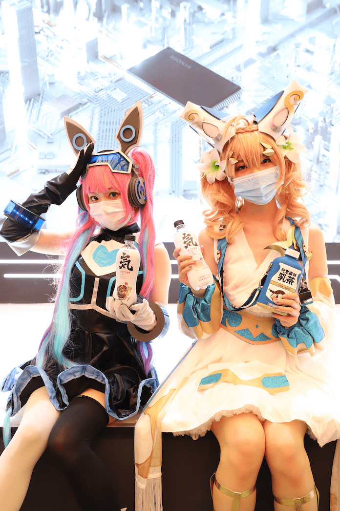 ValdaMendzx's tweet photo. Primer día en la Comic Con! Con mis cosplays favoritos y un montón de fan arts geniales ， https://t.co/a85LyUZMAJ