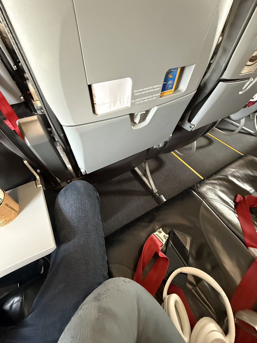 Caniperim's tweet photo. @ucurbenipegasus extra leg room diye verdiginiz secenekle satin aldigim koltuk normal genis olmayan koltuklardan hic bir farki yok.  Bu nitelikli dolandiricilik olur, bu sekilde yanlis bilgilendirmeyi derhal durdurmaniz gerekir. PNR: 2EFXHV https://t.co/GeMEM6cNVG