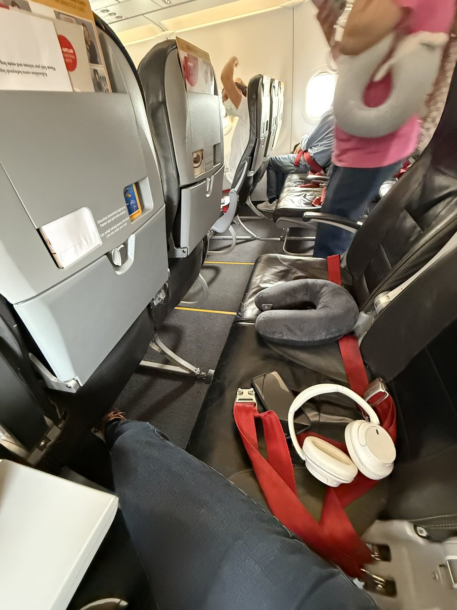 Caniperim's tweet photo. @ucurbenipegasus extra leg room diye verdiginiz secenekle satin aldigim koltuk normal genis olmayan koltuklardan hic bir farki yok.  Bu nitelikli dolandiricilik olur, bu sekilde yanlis bilgilendirmeyi derhal durdurmaniz gerekir. PNR: 2EFXHV https://t.co/GeMEM6cNVG