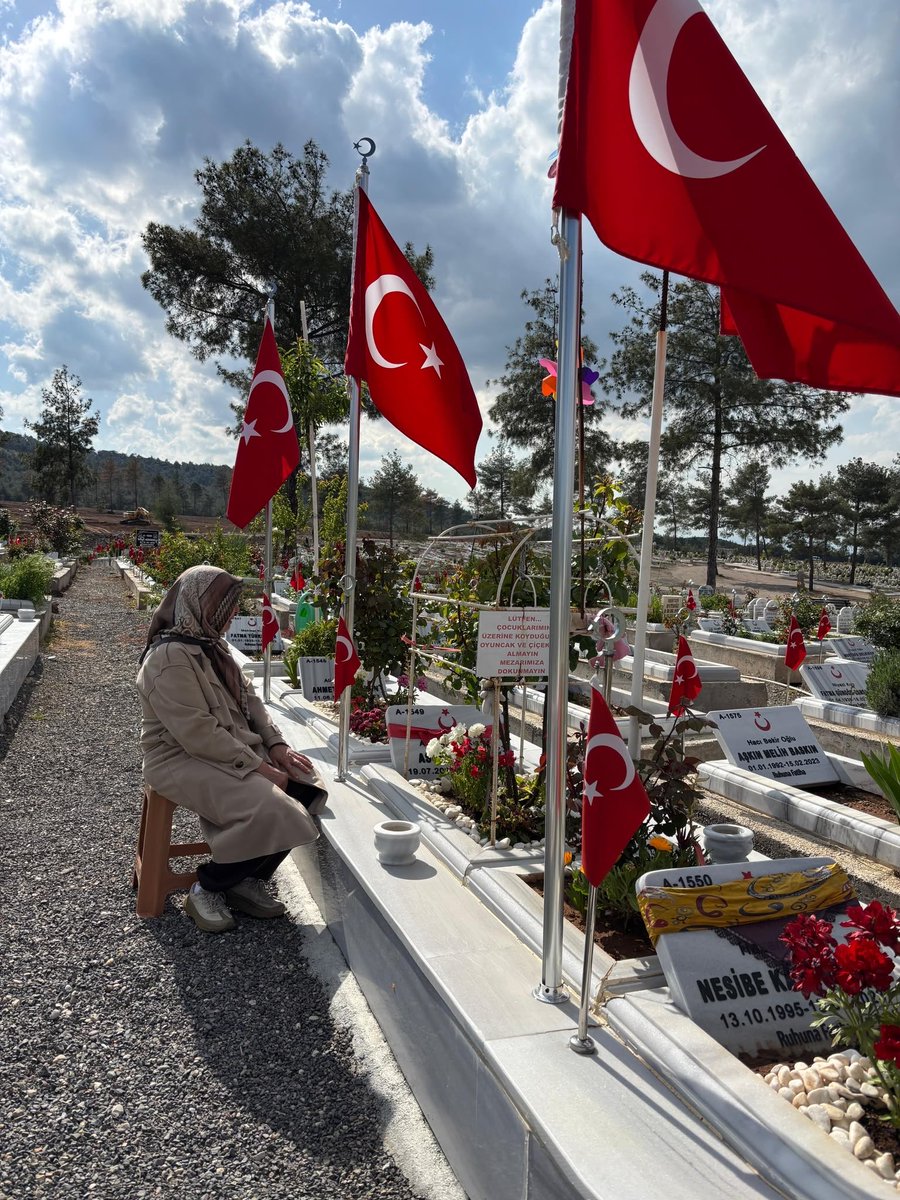 ismailari_'s tweet photo. Tüm sanıkların tahliye edildiği Ezgi Apartmanı davasında adaleti arayan Nurgül Göksu anlattı:

-Bana hep ‘onların arkası sağlam’ dediler. Demek ki haklılarmış!
-12 gün delil nöbeti tuttum.
-Davaya hiçbir siyasi katılmadı.
-Üç buçuk yılda üç defa mahkeme heyeti değişti.
-2021’de 'bu insanlar bizi öldürecekler, yaşamak istiyoruz' demişler.
-Asude sizi Allah’a şikâyet edecek. Asude’nin ahı iki yakanızda!
-Sanıklar firariyken benim hakkımda soruşturmalar açıldı. Onlar firariyken ben sorgulandım.
-Hayatını kaybeden gelinimin diplomasını çaldılar.
-Sanıklar yargılanırken kamudan ihaleler aldı.
-Bizim Maraş’ta çam dalı gibi derler. Çam dalı gibi evladımı torbaya koydular.
-Çocuklarımı toprağa verdiğim gün mezarlarının başında ‘Adalet sağlanana kadar mücadele edeceğim’ diye söz verdim
-Beni yıldırmak için atmadıkları iftira kalmadı.
-Bu dosyada adalet sağlandı mı?
-Zannediyorlar ki Nurgül duracak, susacak...

@nurgul22