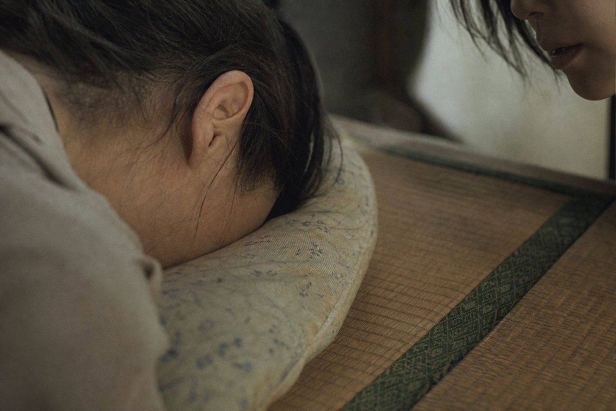 mobarakaidan's tweet photo. 「その歌、どこで覚えたの」
姉妹には、母が幼い頃に歌ってくれた記憶がある。だが母はその子守歌を知らなかった。その夜、三人のいる部屋の隣から同じ旋律が聞こえる。
https://t.co/1xYexF0ZNn
#百物語 #怪談 #家族怪談 #記憶 #子守歌 https://t.co/2q2FtUwBs9