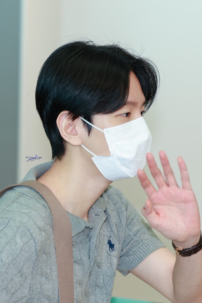 BaekchanLynnee's tweet photo. 🐶🛫260926 ICN

👋🏻爽やか

@B_hundred_Hyun @BAEKHYUN_INB100
#백현 #BAEKHYUN https://t.co/MGv4utshSL