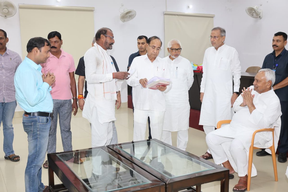 Jduonline's tweet photo. जद (यू) के राष्ट्रीय अध्यक्ष, बिहार के पूर्व मुख्यमंत्री एवं माननीय राज्यसभा सांसद श्री @NitishKumar जी जनता से निरंतर आत्मीय संवाद और कार्यकर्ताओं का मार्गदर्शन करते हैं।

इसी कड़ी में आज पटना स्थित 7, सर्कुलर रोड पर अपने आवास पर उन्होंने आमजनों एवं पार्टी कार्यकर्ताओं से आत्मीय भेंट की और उनका मार्गदर्शन किया।

इस अवसर पर पार्टी के प्रदेश अध्यक्ष श्री @JDUUmeshSingh जी, माननीय मंत्री श्री @Shrawon_Nalanda जी, विधानसभा में सत्तारूढ़ दल के उपनेता श्री ललन सर्राफ जी, मुख्य सचेतक श्री संजय कुमार सिंह उर्फ गांधी जी, श्री लोकप्रकाश सिंह जी सहित कई गणमान्य लोग उपस्थित रहे।

#Bihar #NitishKumar #JDU #JanataDalUnited
