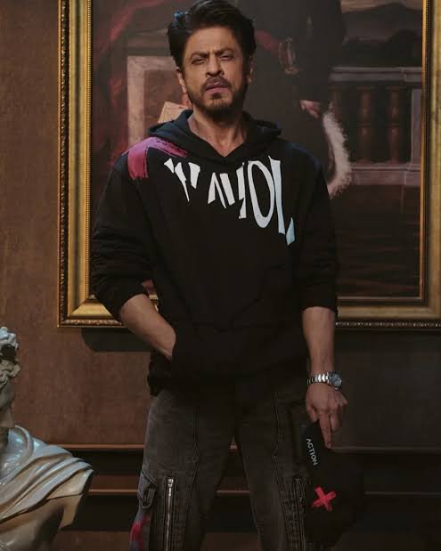 srk_lovervishal's tweet photo. Good morning @iamsrk &amp; SRKian enjoy your weekend!🖤 https://t.co/VZzPhIpUfL