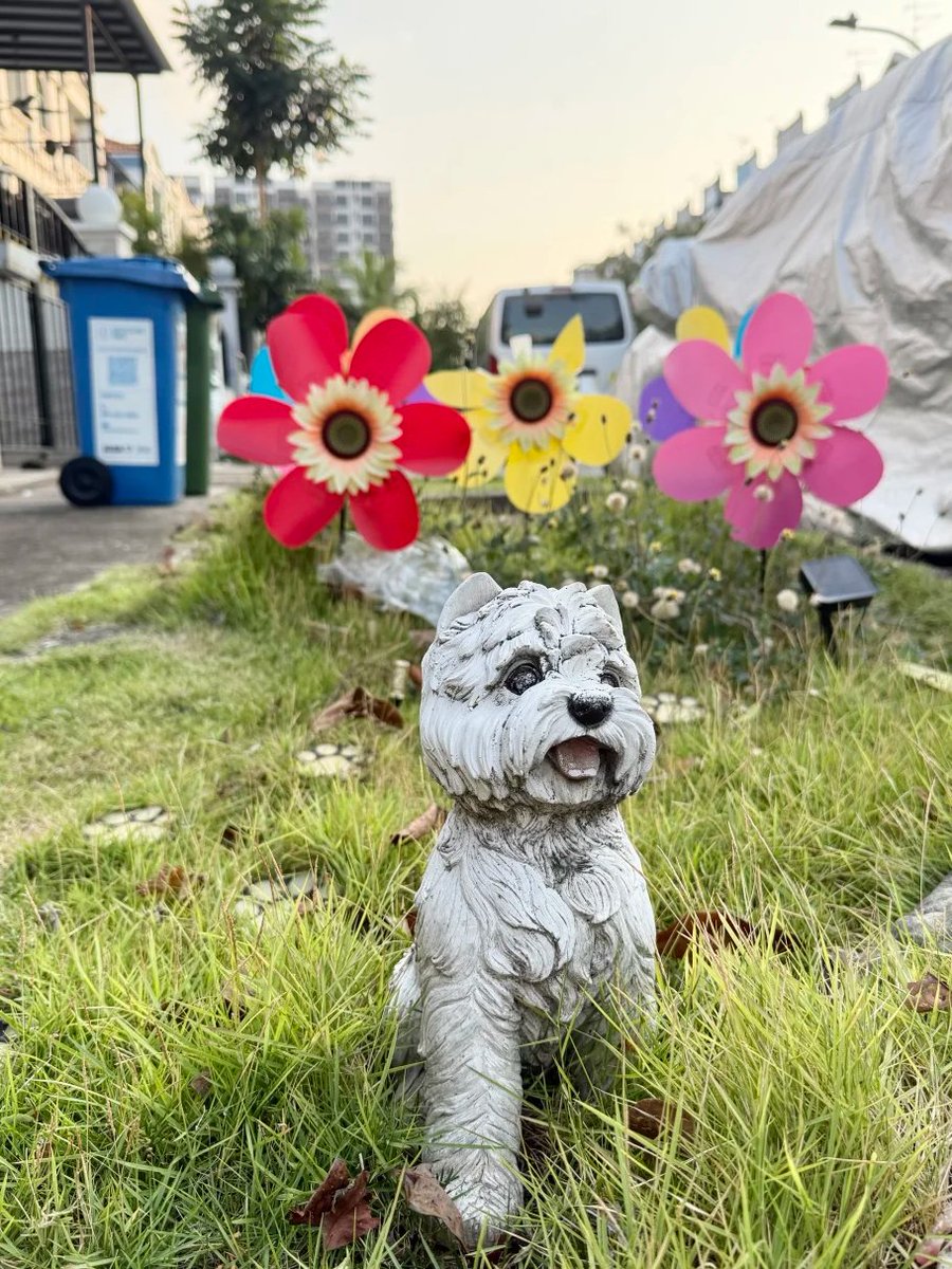 Qvmubn's tweet photo. I’ve found that the ideal vision of life for the mainstream in Singapore is that of the upper-middle class: happy, wealthy, and with plenty of leisure time. https://t.co/ZpNYMwZB4R