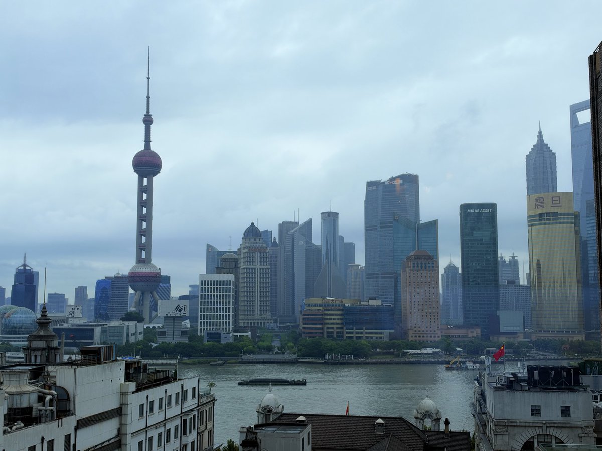 gengdaJ's tweet photo. 过去的三个月，就和做梦一样，这绝对是我人生目前为止最浓墨重彩的一笔！

从六月底决定孤身一人来到上海律所实习，
7月 10号正式来到上海，
再到今天（9 月 26 号）离开上海，
我经历了太多太多，
给大家分享下我的故事吧。

先说说收获，
月收入增长至少五倍，
换了 iPhone 18 pro max，
做了第一次企业级 AI 分享，
结识了各行业的大佬前辈，
线下面基了超过 50 个 X 上的朋友——
温总、杭哥、小晚姐、微微子、yiwei…太多太多朋友了

但这次来到上海，
刚开始我是抱着破釜沉舟的决心，
身上的钱孤注一掷，
全部投资到好的住宿环境（一个月接近一万），
这里离公司通勤仅五分钟。

为了对得起投资的钱，我把作息被强行调整成了：
六点半起床
七点吃完早饭
健身一小时
九点上班
边工作边玩 AI
六点下班
继续做 AI 自媒体

重复上面这个过程，一天天重复。
就和我上大学的这两年一模一样。

随着认知、内容和收入的提升，
我的生活也渐渐变得不一样。

我有了尝试更多新鲜玩意儿的勇气：
1、飞去郑州做了一次企业内部的 AI 分享，
获得了创始人的认可，我们还在长期联系。

2、去了所谓的“高端餐厅”，过了 20 岁生日，对面就是东方明珠。

3、奢侈地住了外滩边的酒店、去了度假山庄、玩最贵的汤泉、吃最贵的饭。

4、在豪华酒店里面随机找陌生人进行采访，虽然因为对方职业特殊原因失败了。

不是炫耀，我是想说如果我要去更大的世界、做更多有意思的事情，就必须培养一种“配得感”——世界上没有我不能去的地方、一切都是资源、一切都可以利用。

我需要见识更多的东西，认识更多的人，来充裕我的生活和灵魂，人生来世一遭，别给自己设限，先爽了再说！

而且，这些也都是我之后创作的素材，假如有一天我财富自由，我去写小说，这些都会成为里面的故事。

最后，我临走的时候，还请我带教吃了顿饭，他问我为什么能是一个 06 年的人，为什么在这样的年纪过上了这样的生活，有什么品质是需要具备的。

我笑着回答：“勇气、执行力、好奇心、坚持、自律、乐观、擅于孤独”。

Fake it till you make it