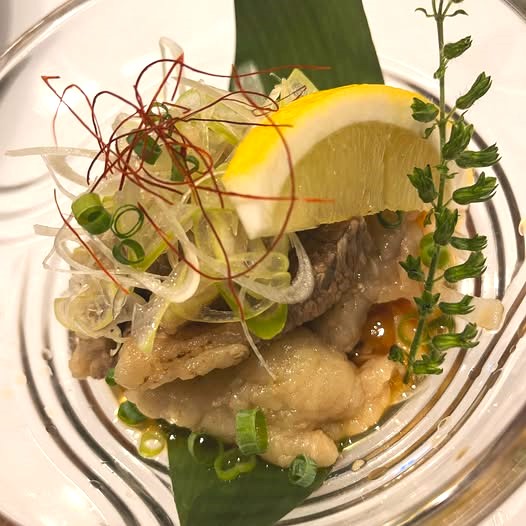 ROOTSnoge's tweet photo. 本日のおすすめ、人気の「牛すじポン酢」仕上がってます🥢✨
じっくり煮込んだとろとろの牛すじに、さっぱりポン酢とシャキシャキの薬味。これは本当にお酒が進みます…！

今夜も17:30から営業しています。 一杯にぜひふらりとお立ち寄りください🙌

#桜木町 #野毛  #牛すじポン酢 #野毛グルメ https://t.co/CS4AfsWAVw