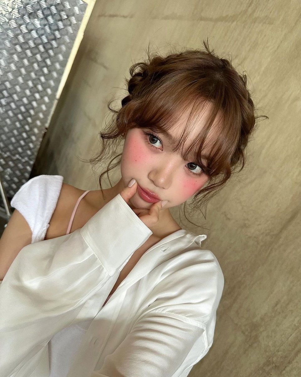 kpop12002's tweet photo. 🤍🐻

#CHAEWON #LESSERAFIM https://t.co/dGm19hWT4j