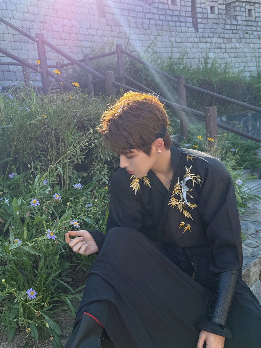 CUBE_NOWZ's tweet photo. ⊹ ˚➶ 🌕 ｡˚

#NOWZ #나우즈 
#진혁 #JINHYUK https://t.co/jU1rZVicC4