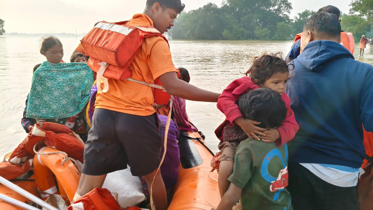 SRC_Odisha's tweet photo. ODRAF Unit , Koraput, is engaged in evacuation operation at lengiaguda, Alpadar, Kataguda, Churagaon of  Binjili Panchayat    under Kosagumuda Block.@CMO_Odisha @SecyChief @rdmodisha @IPR_Odisha https://t.co/p7YIMZnL9Q