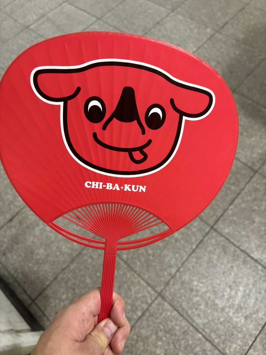 NizzyM4S's tweet photo. 船橋でなんか配ってた、頑張れチーバくん https://t.co/CIptyjwlzB