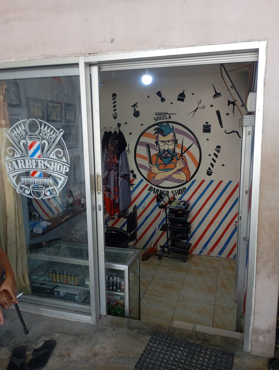 M4125H4's tweet photo. Barber shop dari jaman gue sma yg masih harga tiga ribu sampe sekarang tetep cukur disini, gak tau kenapa kalo di tempat lain berasa gak pernah pas aja sama selera potongan rambut nya. https://t.co/kfPUFtr2vy