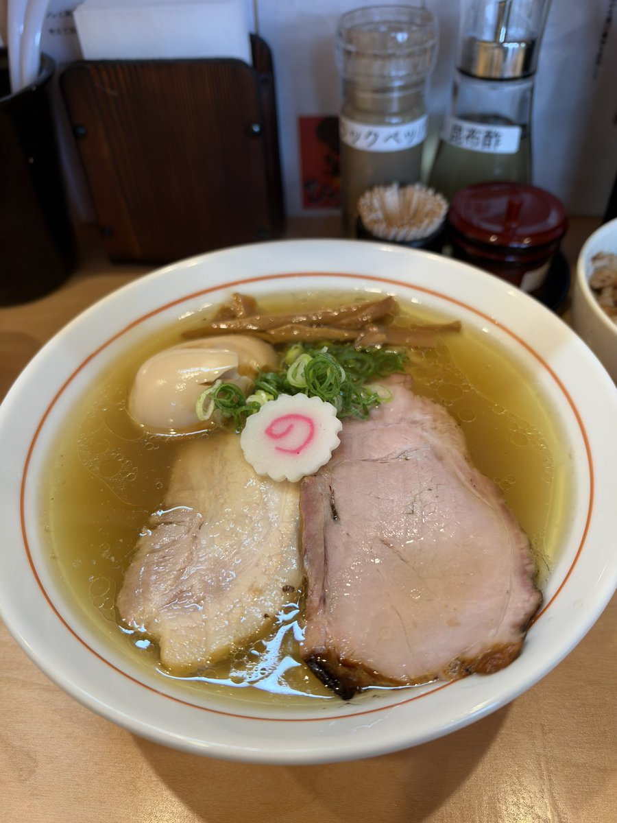 Mr_arrival888's tweet photo. 水災復旧　ひさまつ軒
定番のひさまつセット
限定の中細麺に変更　麺はだツルンツルンでモチモチで口当たり軽やかでこのスープと合うな‼︎

いかん…最近スープ完飲が続いてて内臓が死んでしまう https://t.co/u19weEeTXp