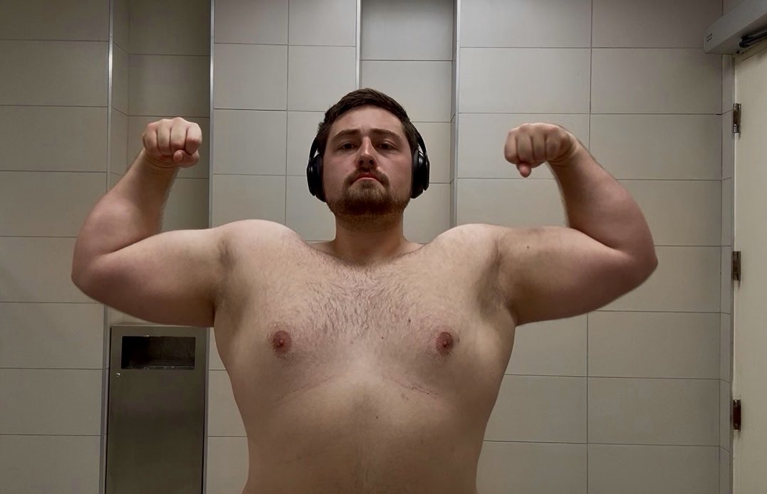 CaelKaleCael's tweet photo. Fire alarm went off at the gym 😭 | #gym #upperbody #liftingboy #gymselfie #gaygym #powerlifting #progressphotos https://t.co/BmjX9MfAmh