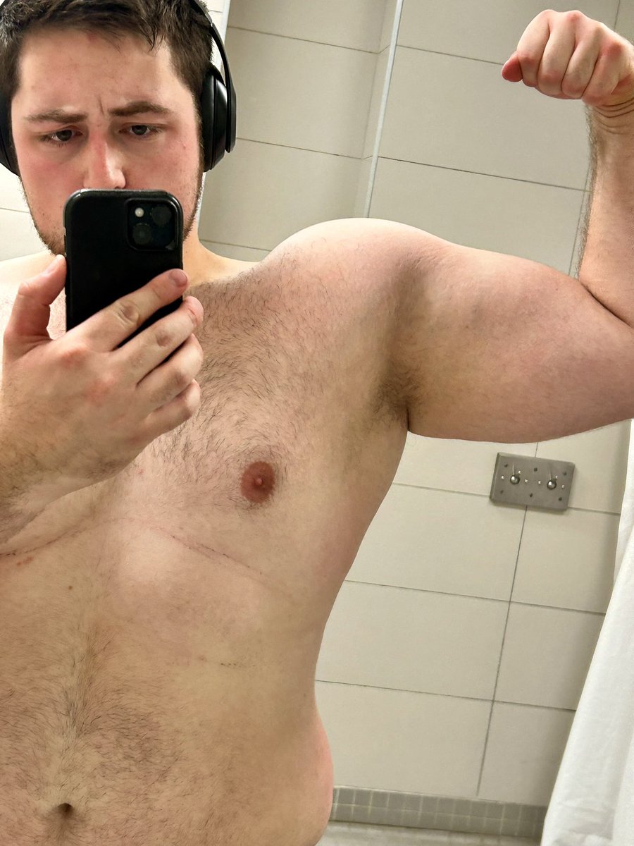 CaelKaleCael's tweet photo. Fire alarm went off at the gym 😭 | #gym #upperbody #liftingboy #gymselfie #gaygym #powerlifting #progressphotos https://t.co/BmjX9MfAmh