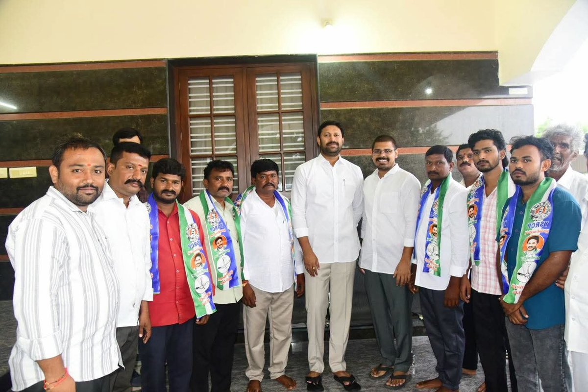 MP_YSRKADAPA's tweet photo. కడప లో జరిగిన “కోర్ కమిటి ”సమావేశంలో  పెద్దిరెడ్డి రామచంద్రారెడ్డి గారు,  పార్లమెంట్ సభ్యులు వైయస్ అవినాష్ రెడ్డి గారు,  జిల్లా అధ్యక్షలు రవీంద్రనాథరెడ్డి గారు,  మైదుకూరు మాజీ శాసనసభ్యులు రఘురామిరెడ్డి గారు,  అన్ని నియోజకవర్గాల ఇంచార్జ్ లు,  నాయకులు పాల్గొన్నారు...(1/2) https://t.co/ROarXhgetc