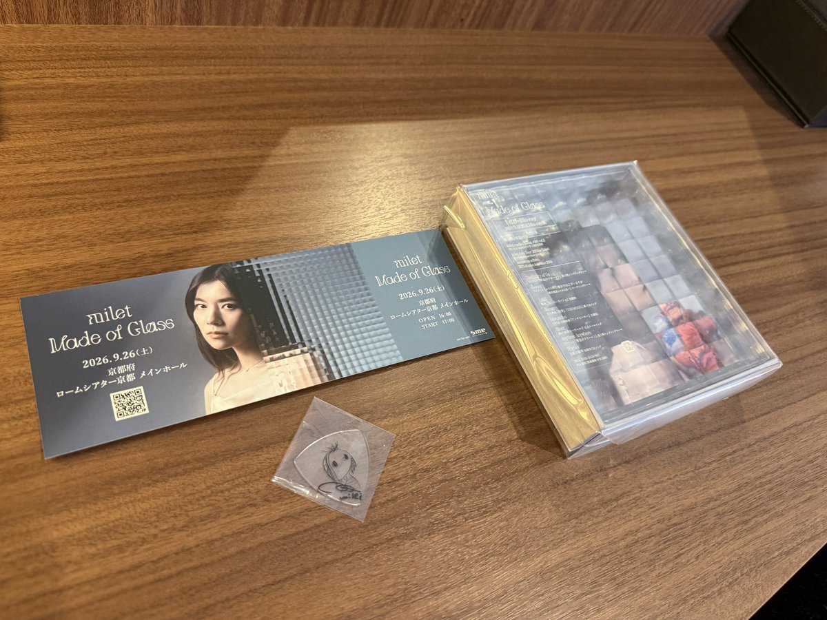 YuichuGo's tweet photo. 千葉ではオリジナルでしたが、京都で直筆サイン入りピック当たりました！

#milet
#milet_MadeofGlass https://t.co/NIPK4RiR3J