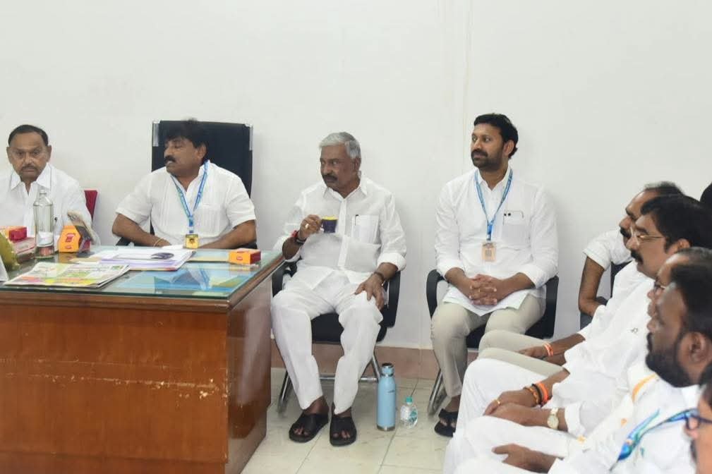 MP_YSRKADAPA's tweet photo. కడప లో జరిగిన “కోర్ కమిటి ”సమావేశంలో  పెద్దిరెడ్డి రామచంద్రారెడ్డి గారు,  పార్లమెంట్ సభ్యులు వైయస్ అవినాష్ రెడ్డి గారు,  జిల్లా అధ్యక్షలు రవీంద్రనాథరెడ్డి గారు,  మైదుకూరు మాజీ శాసనసభ్యులు రఘురామిరెడ్డి గారు,  అన్ని నియోజకవర్గాల ఇంచార్జ్ లు,  నాయకులు పాల్గొన్నారు...(1/2) https://t.co/ROarXhgetc