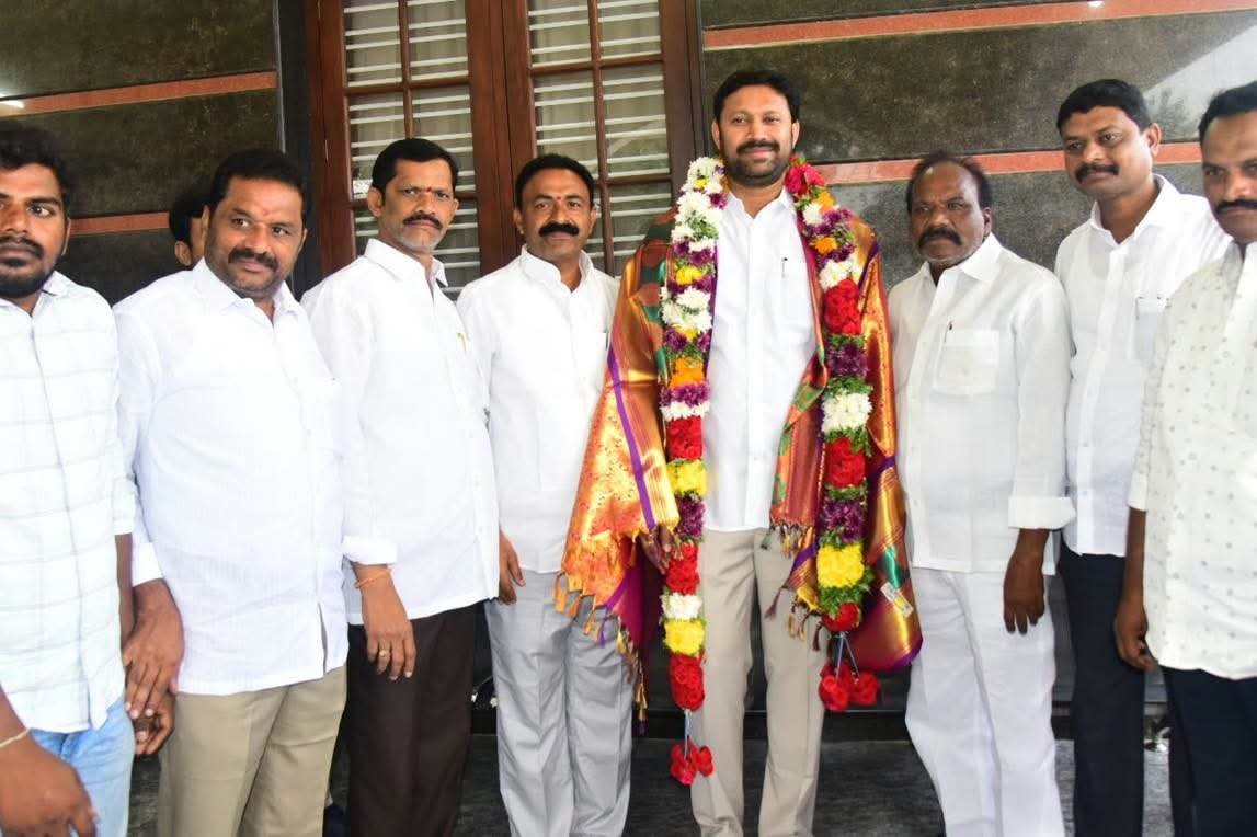 MP_YSRKADAPA's tweet photo. కడప లో జరిగిన “కోర్ కమిటి ”సమావేశంలో  పెద్దిరెడ్డి రామచంద్రారెడ్డి గారు,  పార్లమెంట్ సభ్యులు వైయస్ అవినాష్ రెడ్డి గారు,  జిల్లా అధ్యక్షలు రవీంద్రనాథరెడ్డి గారు,  మైదుకూరు మాజీ శాసనసభ్యులు రఘురామిరెడ్డి గారు,  అన్ని నియోజకవర్గాల ఇంచార్జ్ లు,  నాయకులు పాల్గొన్నారు...(1/2) https://t.co/ROarXhgetc
