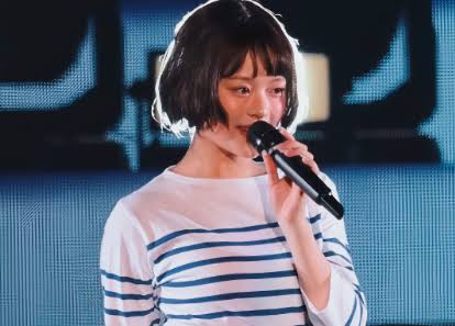 keke_ent's tweet photo. NewJeansの東京ドーム公演で、ミン・ヒジンはすべてのカメラアングルを細かく指示できなかった。公演直前の深夜まで話し合い、現場へ渡したのは「全体の文脈と意図」だった。あとはスタッフの判断に任せた。

いざ本番、ハニが登場した瞬間、カメラは顔を画面いっぱいに捉えた。ミン・ヒジンは「私の心の中が見えてるの？」と思うほど驚いたという。

細かい指示がなくても意図どおりになったのは、現場が「この人なら、ここで何を欲しがるか」を考えられたからだと思う。

クリエイティブディレクションは、答えを渡す、細かく指示することだけが仕事ではない。

指示できない場面で、スタッフが、仲間が自分で答えを出せるところまで文脈と意図を共有するほうが、たぶんうまくいく。

任せる力とは、相手の判断力と、自分の基準を揃えることだ。