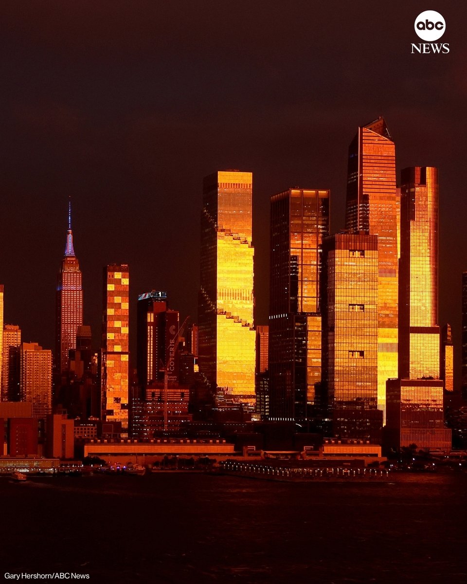 ABC's tweet photo. An intense sunset paints the New York City skyline in orange light on Friday ahead of an approaching nor'easter. https://t.co/6uw6NSyecw https://t.co/1rSHBZYTrh