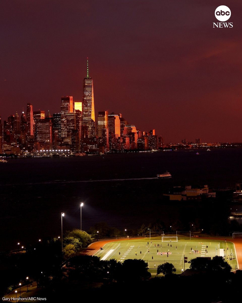 ABC's tweet photo. An intense sunset paints the New York City skyline in orange light on Friday ahead of an approaching nor'easter. https://t.co/6uw6NSyecw https://t.co/1rSHBZYTrh