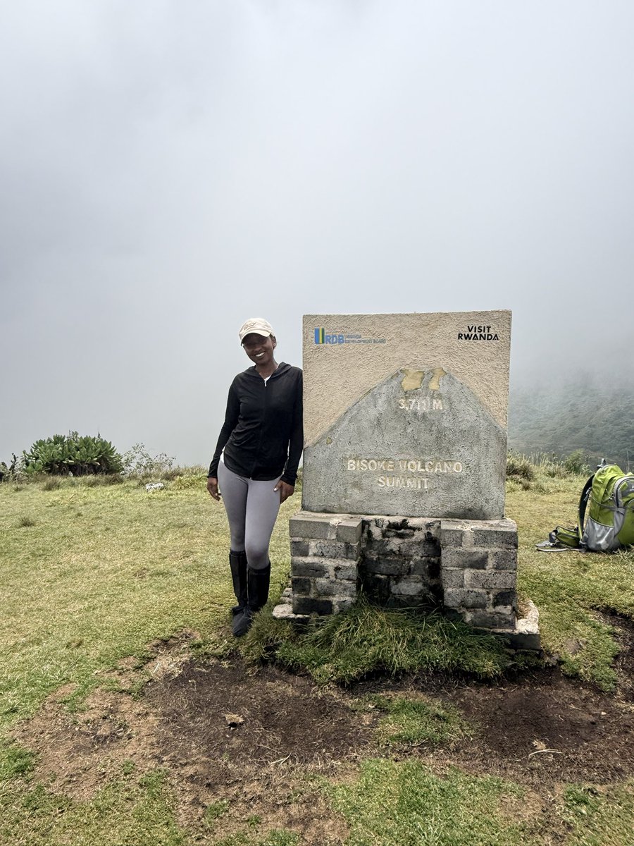 alineira8's tweet photo. Made it to the summit🥳 And it’s not as easy as it looks at the top😂, 
8 hours of going up and down, 
7 falls 😅, moments of sitting down and rethinking my choices🥲
But thank God, I made it to the top🙏
Mount Bisoke, you challenged me, but you were worth every step! https://t.co/MTr4TC8Lrg