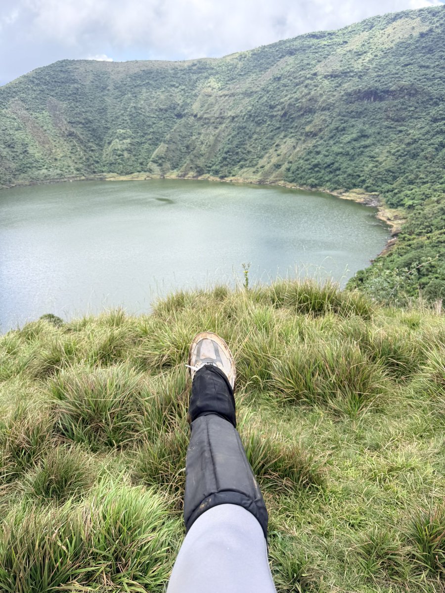 alineira8's tweet photo. Made it to the summit🥳 And it’s not as easy as it looks at the top😂, 
8 hours of going up and down, 
7 falls 😅, moments of sitting down and rethinking my choices🥲
But thank God, I made it to the top🙏
Mount Bisoke, you challenged me, but you were worth every step! https://t.co/MTr4TC8Lrg