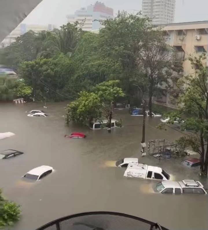 dewww9907's tweet photo. 😓
#ฝนตกหนัก #น้ำท่วม https://t.co/JAUQCRwTs1