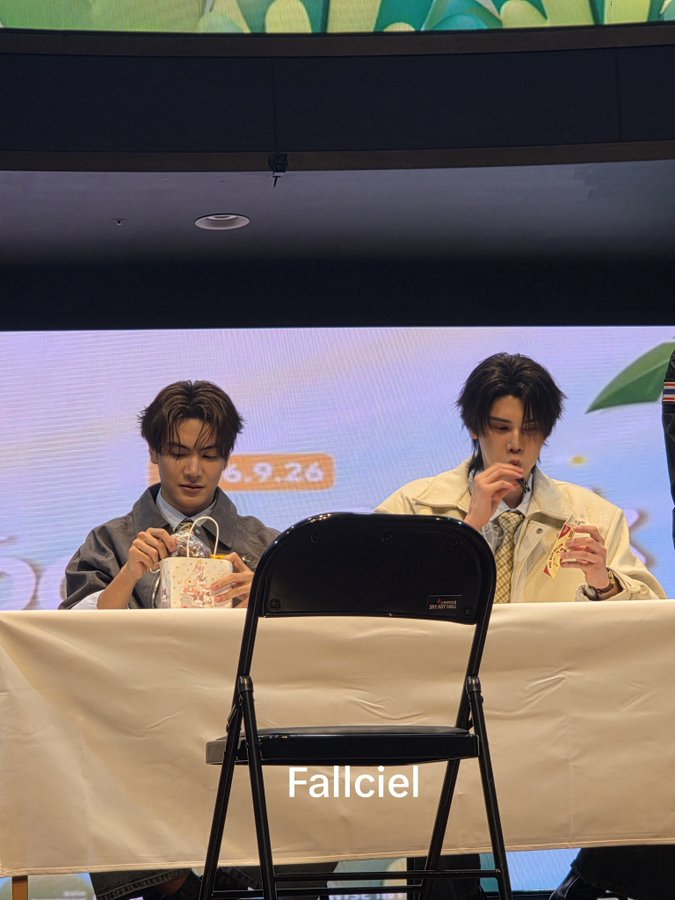 sarittajd0110's tweet photo. JSJAJJSJS someone gifted Dunk that object from the movie Obsession but why is he putting it in his mouth?? IM CTFU

JOONGDUNK JAIDEE SEOUL SMILES
#JDJaideeFMinSeoul https://t.co/0X2nHL7RJ6