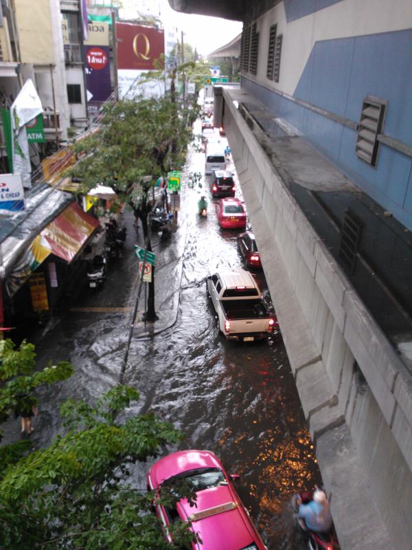 ChrisCsd1's tweet photo. #Rainyseason #Mypics #Bangkok declared a disaster zone. Severe flooding across city. Almost 7 inches of rain's fallen, some districts, far worse than floods we experienced in 2011. Shopping malls closed, food supplies affected, told not to go in work Monday. Govt text message. https://t.co/gRKjtQiTQw