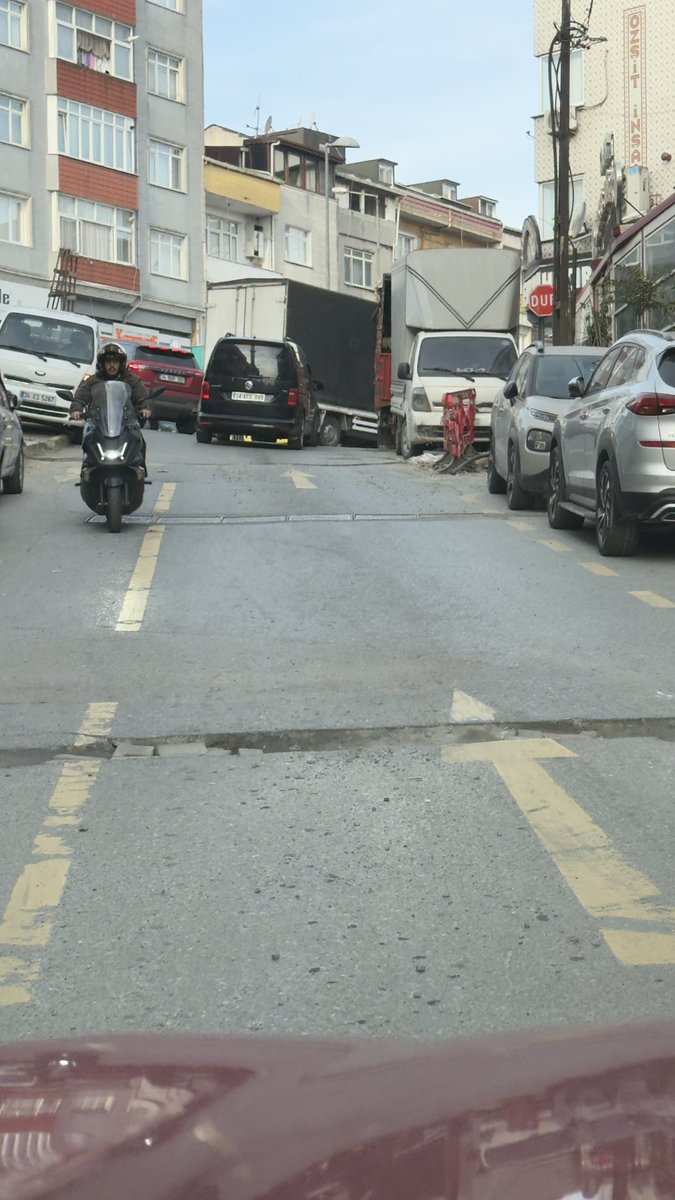 yakupcabuk's tweet photo. Yahya Kemal mahallesi Taşkıran Sokak bir haftadır böyle. Neden hala yapılmadı. Her gün geçiyoruz ve arabalarımız mahvoluyor. Bunu yapmak bu kadar mı zor. Lütfen acil yolu onarınız @KagithaneBelTR https://t.co/iyc5TsLo2t