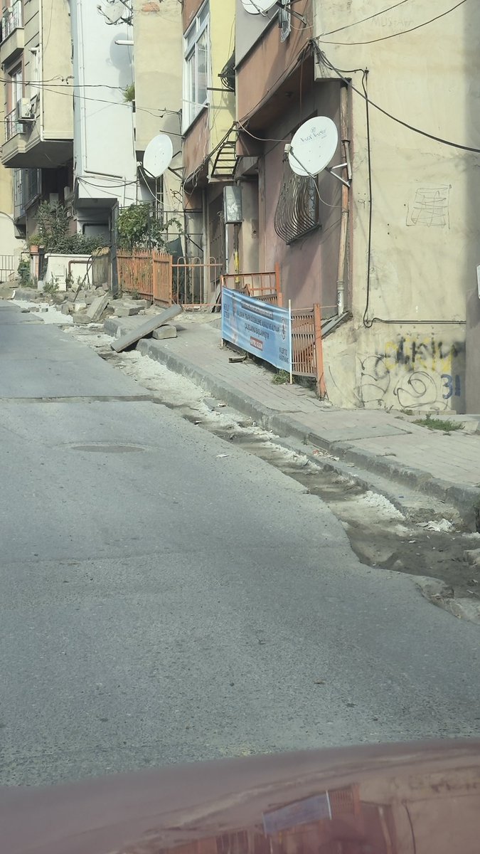 yakupcabuk's tweet photo. Yahya Kemal mahallesi Taşkıran Sokak bir haftadır böyle. Neden hala yapılmadı. Her gün geçiyoruz ve arabalarımız mahvoluyor. Bunu yapmak bu kadar mı zor. Lütfen acil yolu onarınız @KagithaneBelTR https://t.co/iyc5TsLo2t
