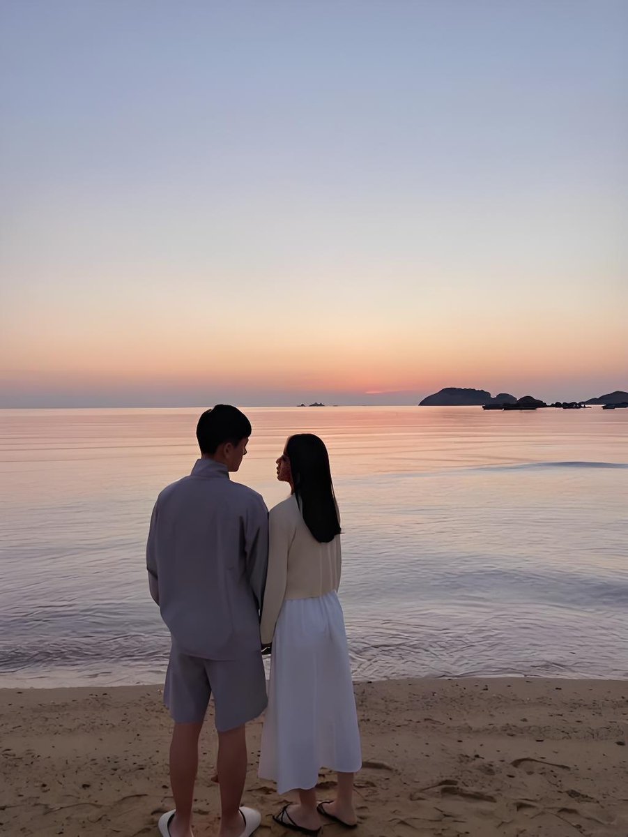 fifid893607v1's tweet photo. Found Lu Lai and Meng gathering by the old shore, their laughter light up the quiet harbor. https://t.co/OyXoY946Re
