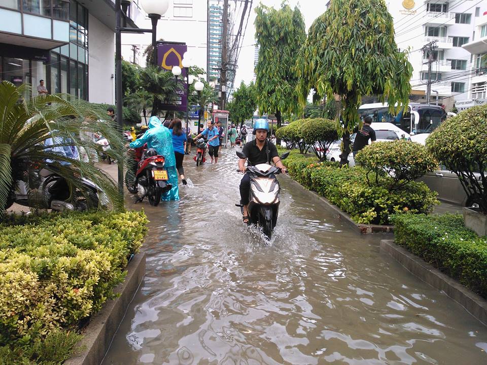 ChrisCsd1's tweet photo. #Rainyseason #Mypics #Bangkok declared a disaster zone. Severe flooding across city. Almost 7 inches of rain's fallen, some districts, far worse than floods we experienced in 2011. Shopping malls closed, food supplies affected, told not to go in work Monday. Govt text message. https://t.co/gRKjtQiTQw