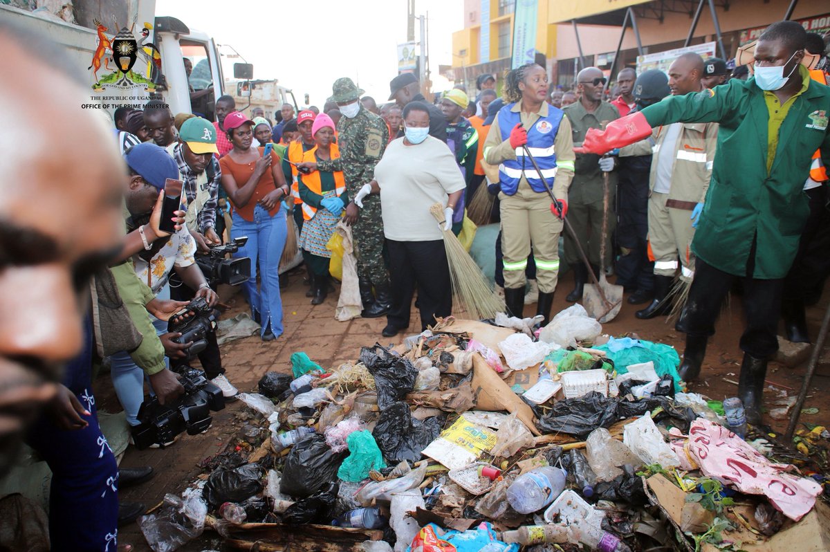 OPMUganda's tweet photo. Rt. Hon. Prime Minister @R_Nabbanja together with Hon. Ministers and MPs as well as residents of Hoima City taking part in #NationalCleaningDay activities.
#OPMUganda #KeepUgandaClean https://t.co/9iZRRjruge