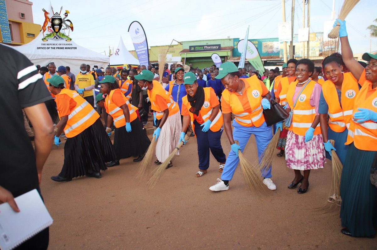 OPMUganda's tweet photo. Rt. Hon. Prime Minister @R_Nabbanja together with Hon. Ministers and MPs as well as residents of Hoima City taking part in #NationalCleaningDay activities.
#OPMUganda #KeepUgandaClean https://t.co/9iZRRjruge